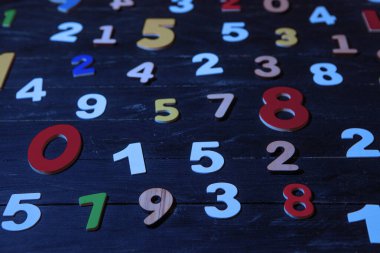 Karanlık bir arkaplanda soyut matematiksel sayılar. Finans ve Veri Kavramı. Fütürist Dijital Tasarım. Siber Teknoloji TemasıName