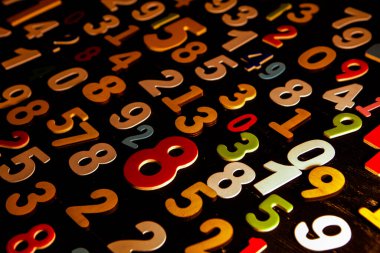 Karanlık bir arkaplanda soyut matematiksel sayılar. Finans ve Veri Kavramı. Fütürist Dijital Tasarım. Siber Teknoloji TemasıName