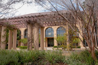 Stanford Üniversitesi, Stanford, Kaliforniya 'da bulunan prestijli bir özel araştırma üniversitesidir. Teknoloji, ticaret, hukuk ve tıp gibi alanlarda önde gelen kurumlardan biridir..