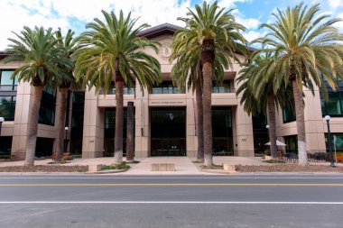 Stanford Üniversitesi, Stanford, Kaliforniya 'da bulunan prestijli bir özel araştırma üniversitesidir. Teknoloji, ticaret, hukuk ve tıp gibi alanlarda önde gelen kurumlardan biridir..