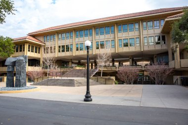 Stanford Üniversitesi, Stanford, Kaliforniya 'da bulunan prestijli bir özel araştırma üniversitesidir. Teknoloji, ticaret, hukuk ve tıp gibi alanlarda önde gelen kurumlardan biridir..
