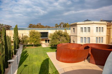 Stanford Üniversitesi, Stanford, Kaliforniya 'da bulunan prestijli bir özel araştırma üniversitesidir. Teknoloji, ticaret, hukuk ve tıp gibi alanlarda önde gelen kurumlardan biridir..