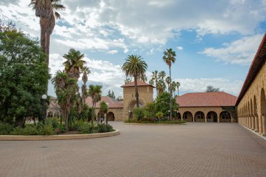 Stanford Üniversitesi, Stanford, Kaliforniya 'da bulunan prestijli bir özel araştırma üniversitesidir. Teknoloji, ticaret, hukuk ve tıp gibi alanlarda önde gelen kurumlardan biridir..