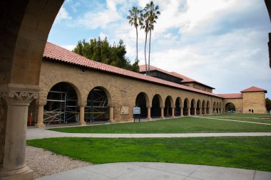 Stanford Üniversitesi, Stanford, Kaliforniya 'da bulunan prestijli bir özel araştırma üniversitesidir. Teknoloji, ticaret, hukuk ve tıp gibi alanlarda önde gelen kurumlardan biridir..