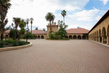 Stanford Üniversitesi, Stanford, Kaliforniya 'da bulunan prestijli bir özel araştırma üniversitesidir. Teknoloji, ticaret, hukuk ve tıp gibi alanlarda önde gelen kurumlardan biridir..