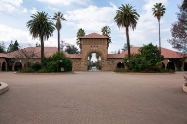 Stanford Üniversitesi, Stanford, Kaliforniya 'da bulunan prestijli bir özel araştırma üniversitesidir. Teknoloji, ticaret, hukuk ve tıp gibi alanlarda önde gelen kurumlardan biridir..