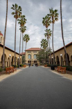 Stanford Üniversitesi, Stanford, Kaliforniya 'da bulunan prestijli bir özel araştırma üniversitesidir. Teknoloji, ticaret, hukuk ve tıp gibi alanlarda önde gelen kurumlardan biridir..