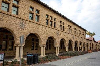 Stanford Üniversitesi, Stanford, Kaliforniya 'da bulunan prestijli bir özel araştırma üniversitesidir. Teknoloji, ticaret, hukuk ve tıp gibi alanlarda önde gelen kurumlardan biridir..