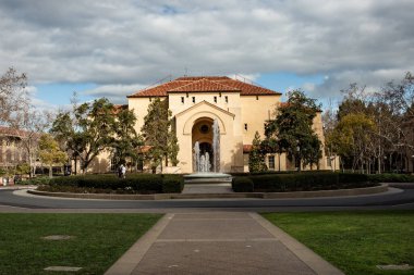 Stanford Üniversitesi, Stanford, Kaliforniya 'da bulunan prestijli bir özel araştırma üniversitesidir. Teknoloji, ticaret, hukuk ve tıp gibi alanlarda önde gelen kurumlardan biridir..