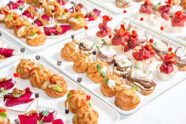 Masada aperatifler, aperatifler ve kanepeler olan açık büfe ya da servis. Bir Etkinlik İçin Taze Hazırlanmış Yemeklerin Çeşitliliği.