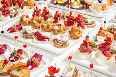 Masada aperatifler, aperatifler ve kanepeler olan açık büfe ya da servis. Bir Etkinlik İçin Taze Hazırlanmış Yemeklerin Çeşitliliği.