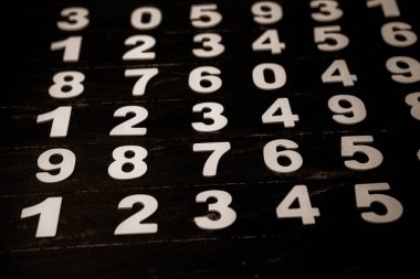 Rakamların geçmişi. Sıfırdan dokuza kadar. Sayıların dokusu. Mali veri kavramı. Matematik. Sayılarla kusursuz desen. finansal kriz konsepti. İş başarısı.