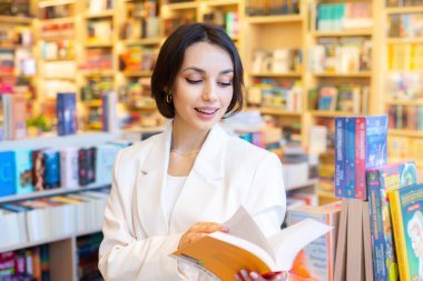 Sessiz Bir Kütüphanede Kitapları Keşfeden Öğrenci. Modern bir kitapçıda kitap arayan bir kız. Okuma konseptini seviyorum. Bilgi..