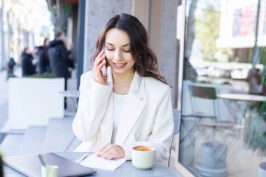 Şehirdeki modern bir kafede genç bir blogcu ya da nüfuzlu biri telefonda konuşuyor. Başarılı Girişimci ya da İş Kadını Açık Cafe 'de bir dizüstü bilgisayarda çalışıyor.