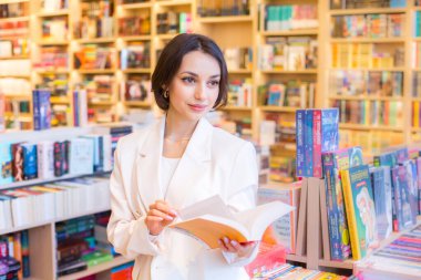 Sessiz Bir Kütüphanede Kitapları Keşfeden Öğrenci. Modern bir kitapçıda kitap arayan bir kız. Okuma konseptini seviyorum. Bilgi..