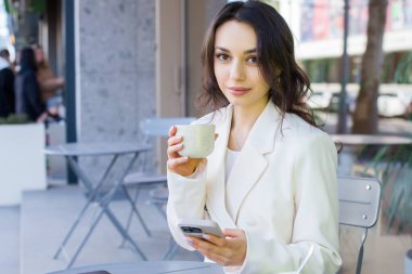 Başarılı Girişimci ya da İş Kadını bir açık hava kafede dizüstü bilgisayarda çalışıyor. Genç Beyaz Şirket Lideri.