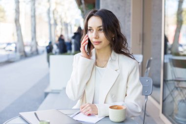 Başarılı Girişimci ya da İş Kadını bir açık hava kafede dizüstü bilgisayarda çalışıyor. Genç Beyaz Şirket Lideri.