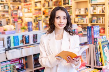 Sessiz Bir Kütüphanede Kitapları Keşfeden Öğrenci. Modern bir kitapçıda kitap arayan bir kız. Okuma konseptini seviyorum. Bilgi..