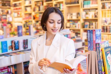 Sessiz Bir Kütüphanede Kitapları Keşfeden Öğrenci. Modern bir kitapçıda kitap arayan bir kız. Okuma konseptini seviyorum. Bilgi..