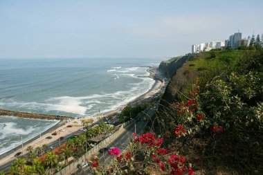 Lima caddesi, Peru 'nun başkenti ama aynı zamanda ortaçağ sömürge binaları olan en büyük şehir.