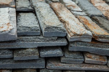 Taş duvar. Dekorasyon için taştan bir arka plan. Tasarım için doku. Granit çakıl taşı dokusu