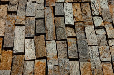 Taş duvar. Dekorasyon için taştan bir arka plan. Tasarım için doku. Granit çakıl taşı dokusu