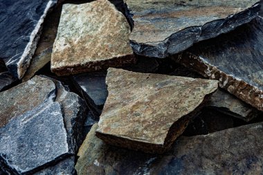 Taş duvar. Dekorasyon için taştan bir arka plan. Eski tuğla döşeme dokusu. Granit çakıl