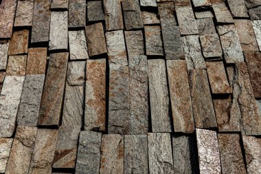 Taş duvar. Dekorasyon için taştan bir arka plan. Eski tuğla döşeme dokusu. Granit çakıl