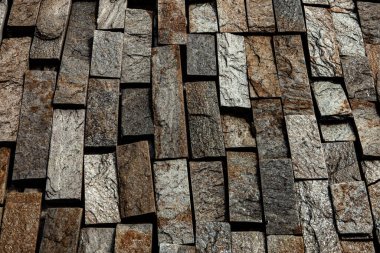 Taş duvar. Dekorasyon için taştan bir arka plan. Eski tuğla döşeme dokusu. Granit çakıl