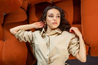 Ofiste poz veren çok güzel, mutlu bir kız. Güzel bir gülüşü ve berrak bir teni olan şehvetli ve moda genç bayan.