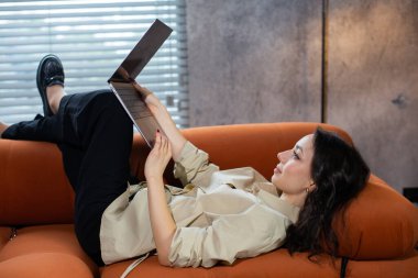 Genç blogcu internetteki yazısının başarılı olmasından memnun. Yazar metnini evdeki dizüstü bilgisayara yazar.