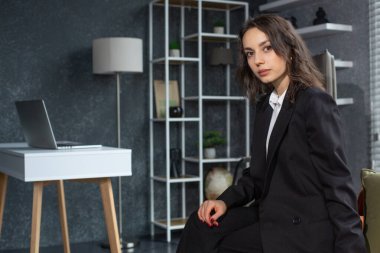 Ofiste çalışan takım elbiseli güzel bir iş kadınının portresi. Modadan anlayan biri. Moda Blogçusu