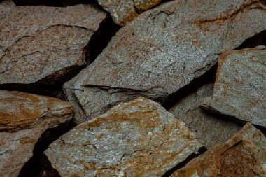 Taş duvar. Dekorasyon için taştan bir arka plan. Tasarım için doku. Granit çakıl taşı dokusu