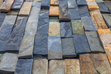 Taş duvar. Dekorasyon için taştan bir arka plan. Tasarım için doku. Granit çakıl taşı dokusu