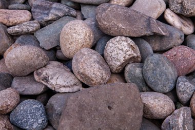 Taş duvar. Dekorasyon için taştan bir arka plan. Tasarım için doku. Granit çakıl taşı dokusu