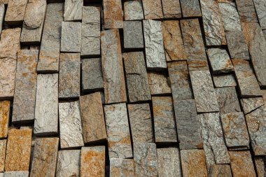 Taş duvar. Dekorasyon için taştan bir arka plan. Tasarım için doku. Granit çakıl taşı dokusu