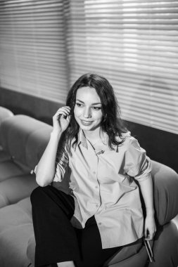 Kanepede poz veren tatlı ve şehvetli genç bir bayan.