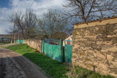 Moldova Cumhuriyeti 'nin güzel kırsal manzarası. Baharda köy hayatı.