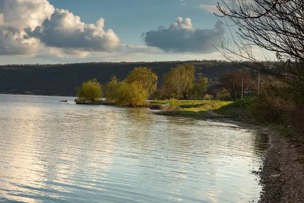 Moldova Cumhuriyeti 'nin güzel kırsal manzarası. Baharda köy hayatı.