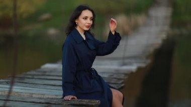 Uzun siyah saçlı ve mavi ceketli güzel bir Asyalı kadının portresi..