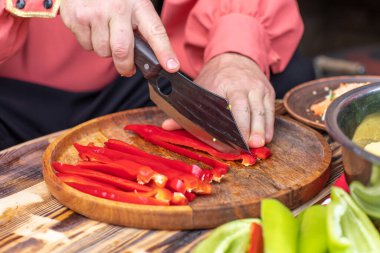 Bahçeden taze sebzeler, kırsalda yaz salatası için hazırlandı..