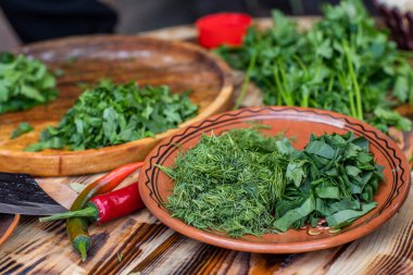 Bahçeden taze sebzeler, kırsalda yaz salatası için hazırlandı..