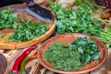 Bahçeden taze sebzeler, kırsalda yaz salatası için hazırlandı..
