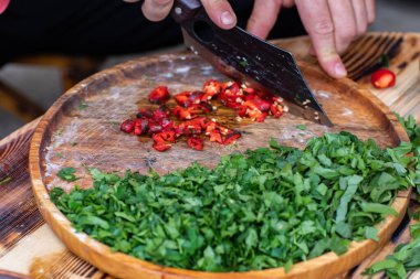 Bahçeden taze sebzeler, kırsalda yaz salatası için hazırlandı..