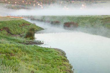 Moldova Cumhuriyeti 'ndeki Raut Nehri ile güzel bir manzara. Doğu Avrupa 'da kırsal doğa.