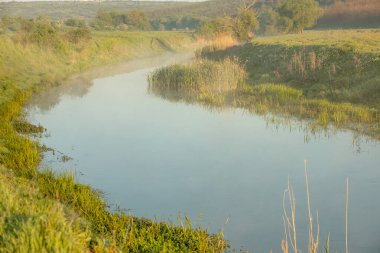Moldova Cumhuriyeti 'ndeki Raut Nehri ile güzel bir manzara. Doğu Avrupa 'da kırsal doğa.