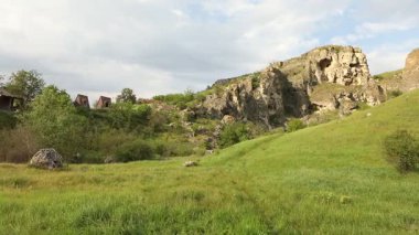 Yazın Moldova Cumhuriyeti 'nden güzel doğa manzarası. Doğu Avrupa 'da köy hayatı