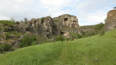 Yazın Moldova Cumhuriyeti 'nden güzel doğa manzarası. Doğu Avrupa 'da köy hayatı