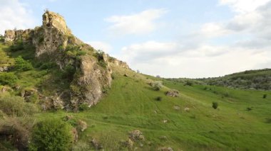 Yazın Moldova Cumhuriyeti 'nden güzel doğa manzarası. Doğu Avrupa 'da köy hayatı