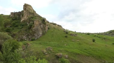 Yazın Moldova Cumhuriyeti 'nden güzel doğa manzarası. Doğu Avrupa 'da köy hayatı